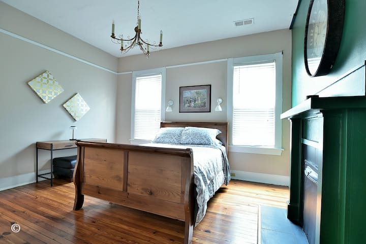 ห้องนอน #2 พร้อมเตียงควีนไซส์