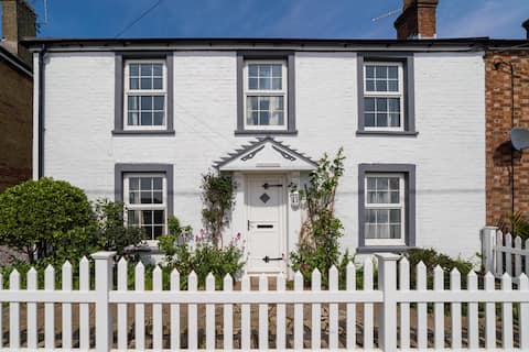 Wow-Factor Cottage Harbour Views & Designer Style