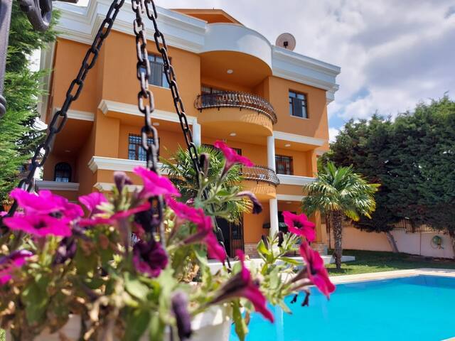 Beylikdüzü’nde Havuzlu Villa