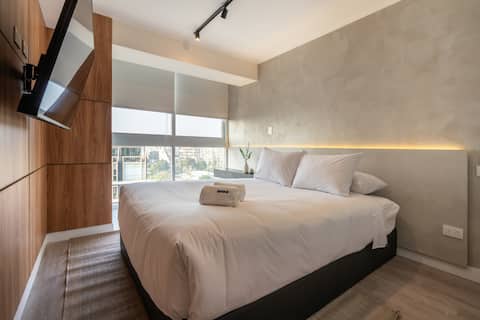 Geko | Luxury 1BR with Rooftop Pool & Views