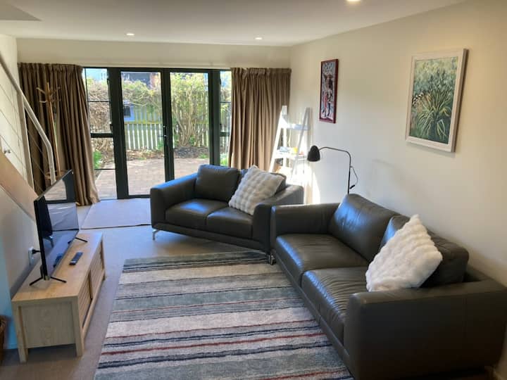 City Centre Comfort – 3br Townhouse With Parking - Christchurch