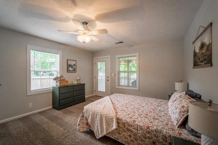 Habitación tranquila con una cama cómoda y una configuración sencilla y acogedora. Con baño adjunto.