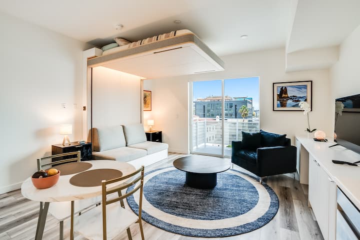 Hollywood Studio - Free Parking | Private Balcony - Beverly Hills, CA
