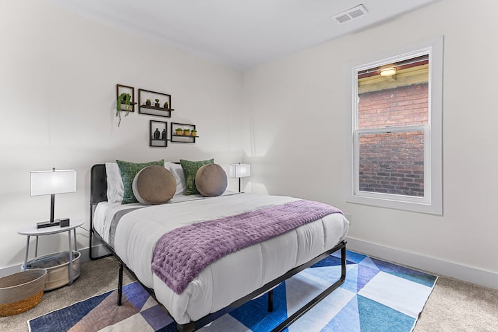 Ეს ლამაზი საძინებელი ორადგილიანი საწოლით მყუდრო და ელეგანტურია. Ასევე, არის კარადა, უჯრა და შესანიშნავი კომფორტული თეთრეული და ბალიშები.