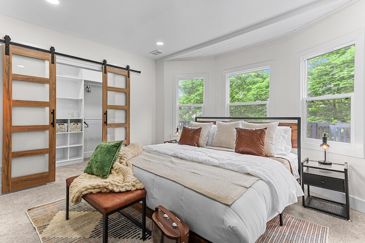 Ჩვენს ძირითად აპარტამენტში ყველაფერია, რაც დასვენებისთვის გჭირდებათ! Დაიძინეთ დიდი ზომის საწოლზე მაღალი ხარისხის თეთრეულითა და ბალიშებით. Წვდომა ცალკე აივანზე, უზარმაზარ კარადასა და განსაცვიფრებელ სააბაზანოზე. Წარმოდგენილია ლამაზი პორტატული ელექტრო ბუხარი ცივი დღეებისთვის! 