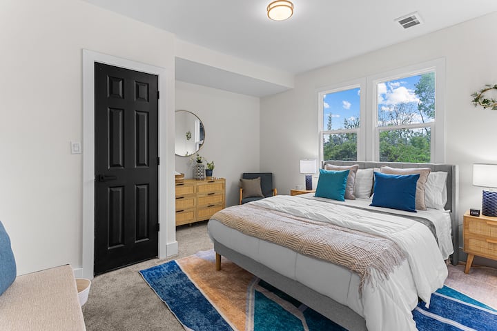 Ამ ფართო, ნათელ საძინებელში არის კომფორტული ორადგილიანი საწოლი და საკმარისი სივრცე დასვენებისთვის. Ის მოიცავს სკამებს და გულმკერდს უჯრებით თქვენი კომფორტისთვის. Ასევე, მოყვება კარადა, უჯრა და შესანიშნავი კომფორტული თეთრეული და ბალიშები.