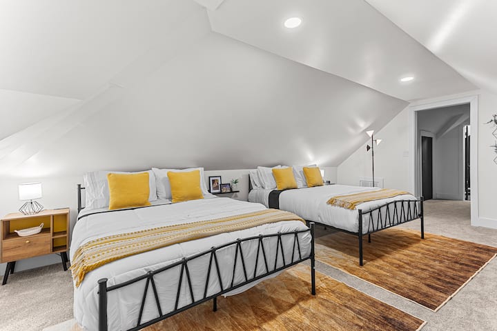 Მე-3 სართულის ამ უზარმაზარ საძინებელში არის ორი ორადგილიანი საწოლი, ტელევიზორი, ცალკე სააბაზანო და დიდი კარადა. Იდეალურია ოჯახებისთვის, რომლებსაც სურთ განმარტოება ან ბავშვებისთვის დარჩენა, ხოლო ზრდასრულები სარგებლობენ დაბლა! Ხელმისაწვდომია დასაკეცი ჩვილის საწოლი და სათამაშოები.