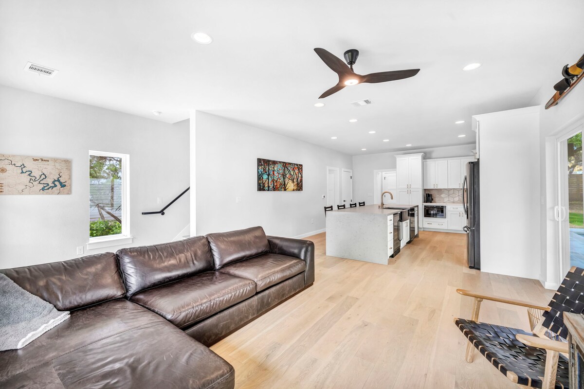 Top performing Airbnb: 2 property compound with pool in Point Venture