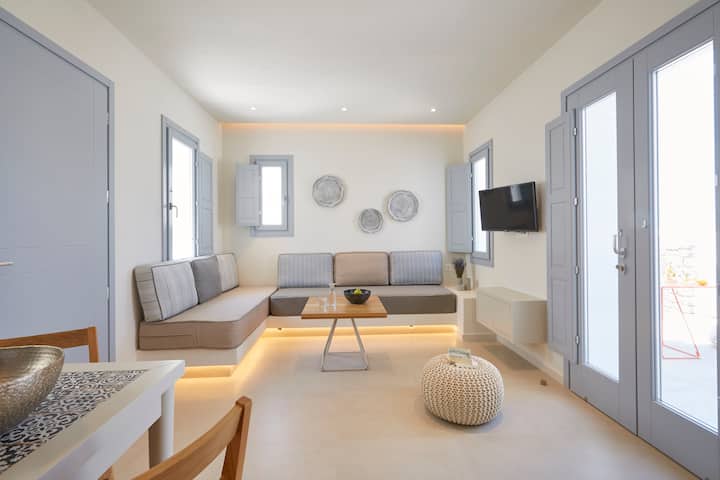 Romantic Junior Suite! Private Outdoor Hot Tub! - Santorini
