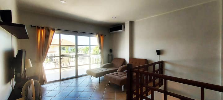 На горния етаж има отворена телевизионна стая, където диваните могат да бъдат сгънати и използвани като легла. 