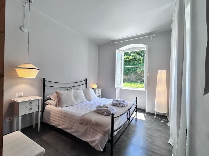 Drita të mahnit në rehatinë e kësaj dhome të rehatshme plot vëmendje për ty
 160X190 KREVAT me dyshek me memorie shkumë