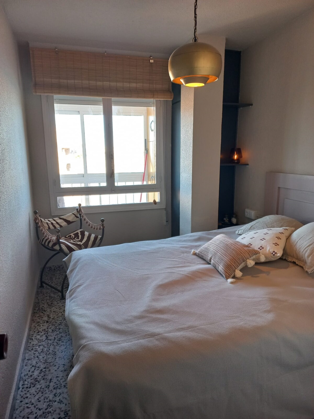 سرير مزدوج مع خزانتين واسعتين مجهزتين. تتوفر طاولة الكي وسرير أطفال قابل للطي.