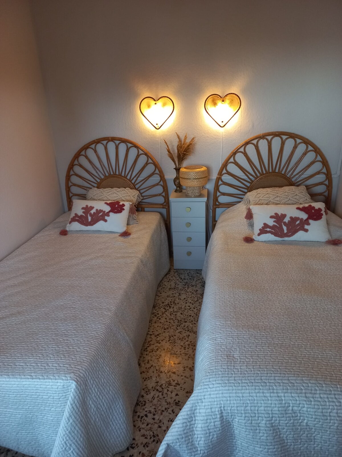 غرفة نوم بسريرين فرديين. خزانة ملابس واسعة.