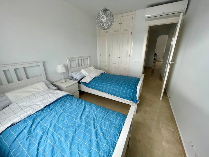 ห้องนอนที่สองมีเตียงเดี่ยว 2 เตียง