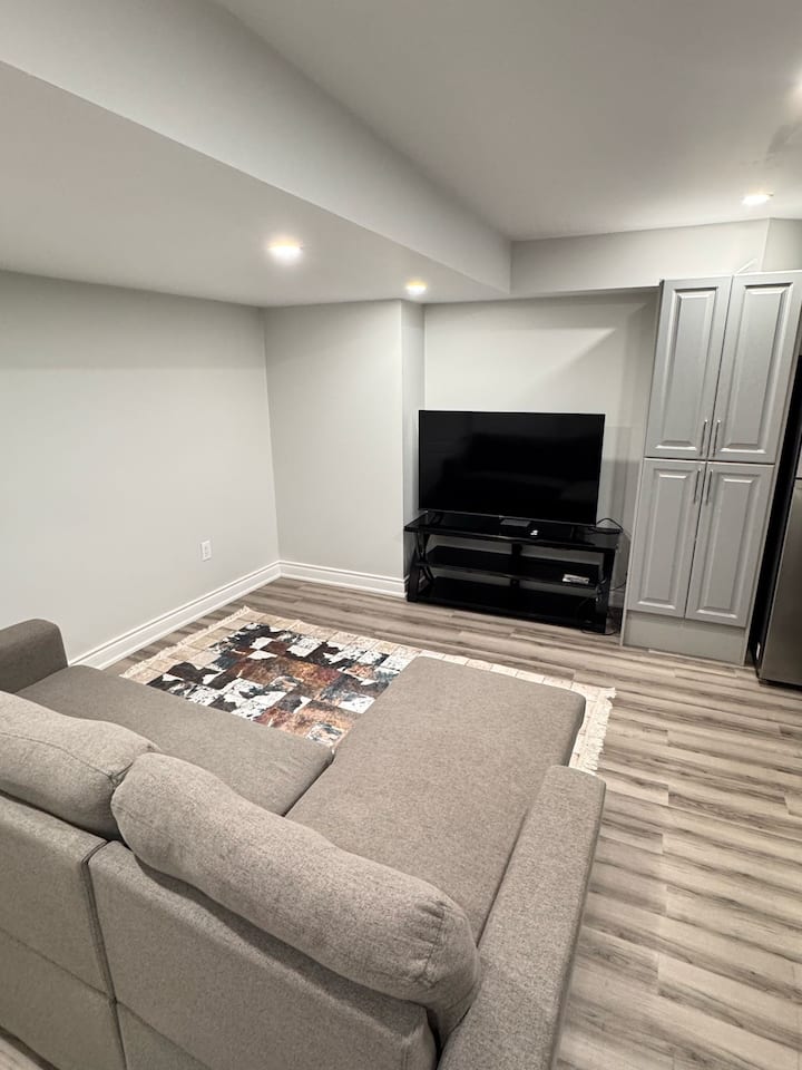 Spacious 2br Suite In Brampton W/ A/c + Parking. - Brampton