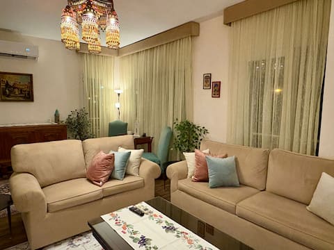 Stylish Vintage Charm 2BR/Zayed in Compound