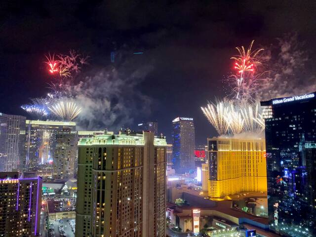 MGM Signature 3BR4BA PH Strip view No Resort Fee gallery image 4