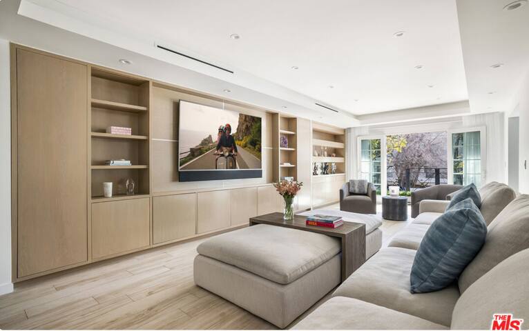 Brand-New Luxe Condo – Brentwood