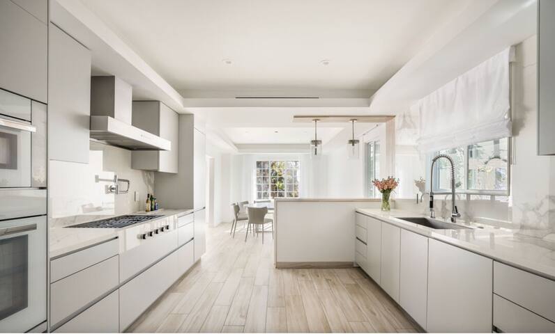 Brand-New Luxe Condo – Brentwood gallery image 4