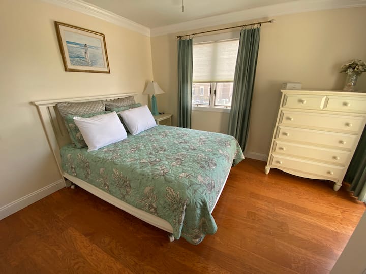 三楼标准双人床卧室，配备32英寸平板电视和私人露台
