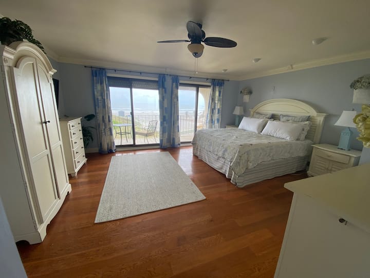 第三间主卧室配备加大双人床、40英寸平板电视、主浴室和海滨甲板，可欣赏无尽的海景。