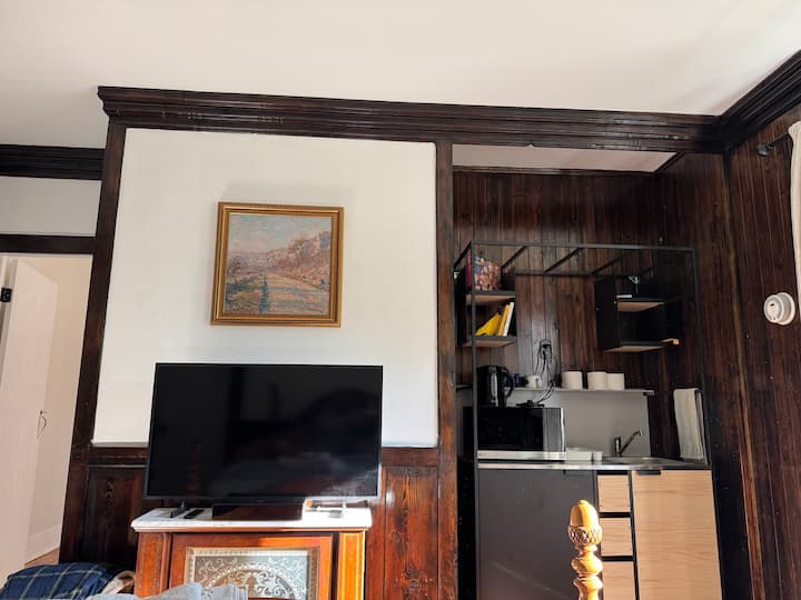 Cozy Historic Home Guest Suite - Cromwell, CT