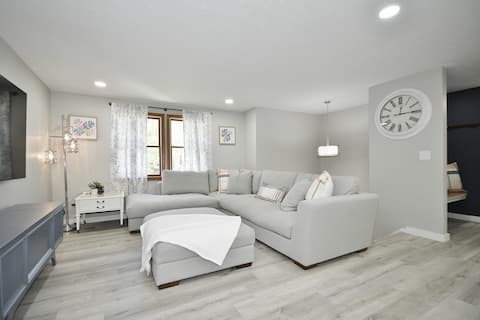 4B2B | Cozy Cranberry Retreat