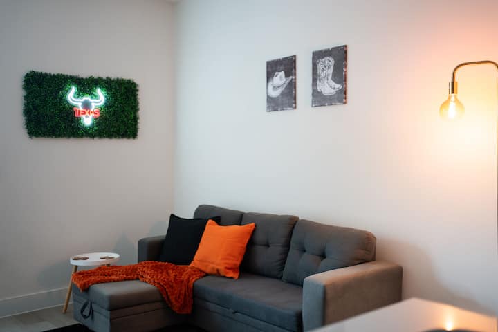 Jasná a moderná obývacia izba – prívetivý priestor s útulným sedením, prirodzeným svetlom a elegantným dizajnom – ideálny na relaxáciu po dni v Austine.