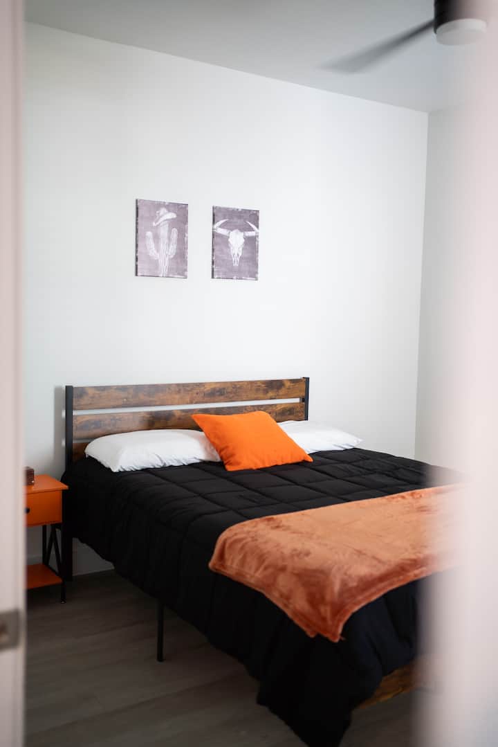 Pokojná oáza v spálni – Spite pokojne v luxusnej manželskej posteli s mäkkou bielizňou a upokojujúcou výzdobou pre dokonalý nočný odpočinok.