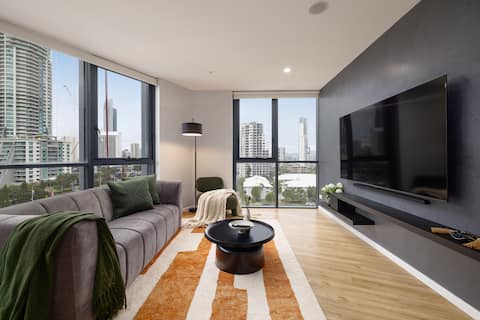 Ruby Tower 1BR Luxury, walk to Beach & Cavill Ave