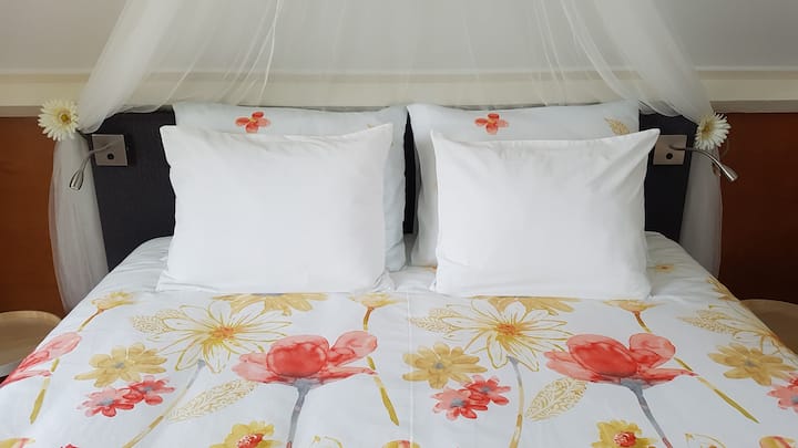 Спалнята с качествено двойно легло с пружинен матрак. Ако предпочитате две единични легла, моля, информирайте ни предварително.