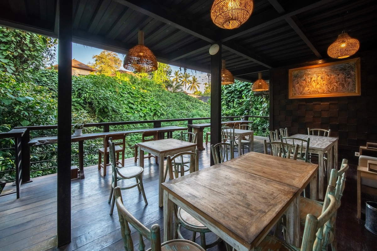 Home in Ubud · 5 bedrooms · 6 beds · 5.5 baths, comparabile Airbnb