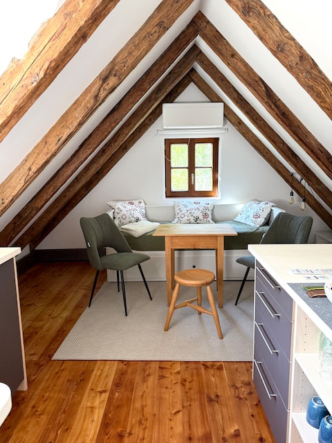 Beliebte Airbnb-Anzeige: Small apartment in an very unusual old house in München