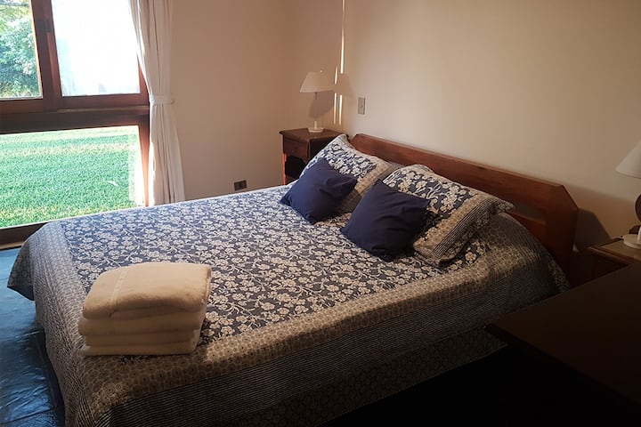 Glavna kuća s 4 spavaće sobe, s apartmanom, ormarom i 1 bračnim krevetom