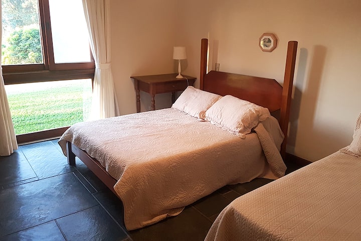 Glavna kuća s 2 spavaće sobe, s vlastitom kupaonicom, ormarom i 4 sjedala (krevet na rasklapanje)