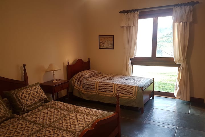 Spavaća soba 3 glavna kuća, s vlastitom kupaonicom, ormarom i 4 sjedala (krevet na rasklapanje)