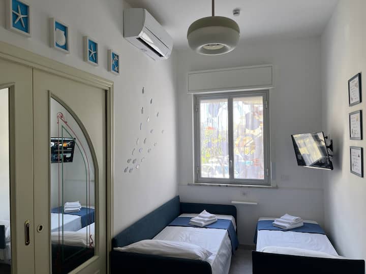 ห้องนั่งเล่นพร้อมเครื่องปรับอากาศ (เย็นหรือร้อน) เตียงโซฟา สมาร์ททีวีขนาด 32 นิ้ว ห้องครัวเล็ก และโต๊ะรับประทานอาหาร
 ประตูบานเลื่อนที่เห็นในรูปช่วยให้คุณแยกห้องนั่งเล่นออกจากห้องนอนได้