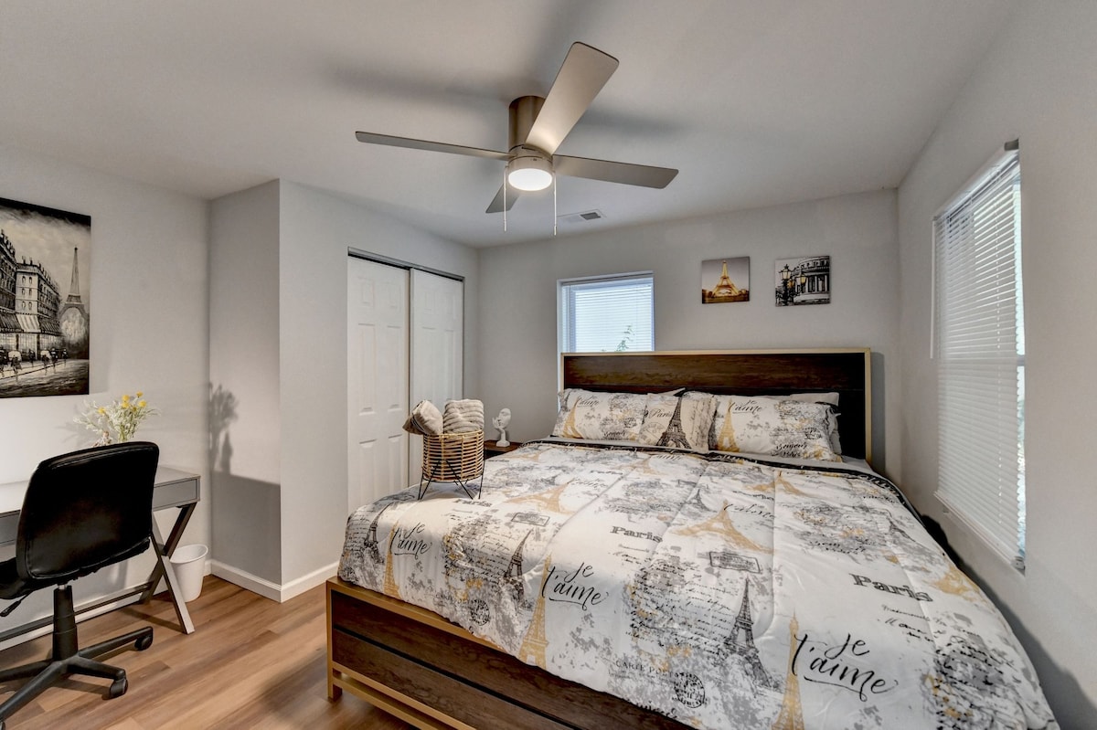 Manželská posteľ s pracovnou zónou