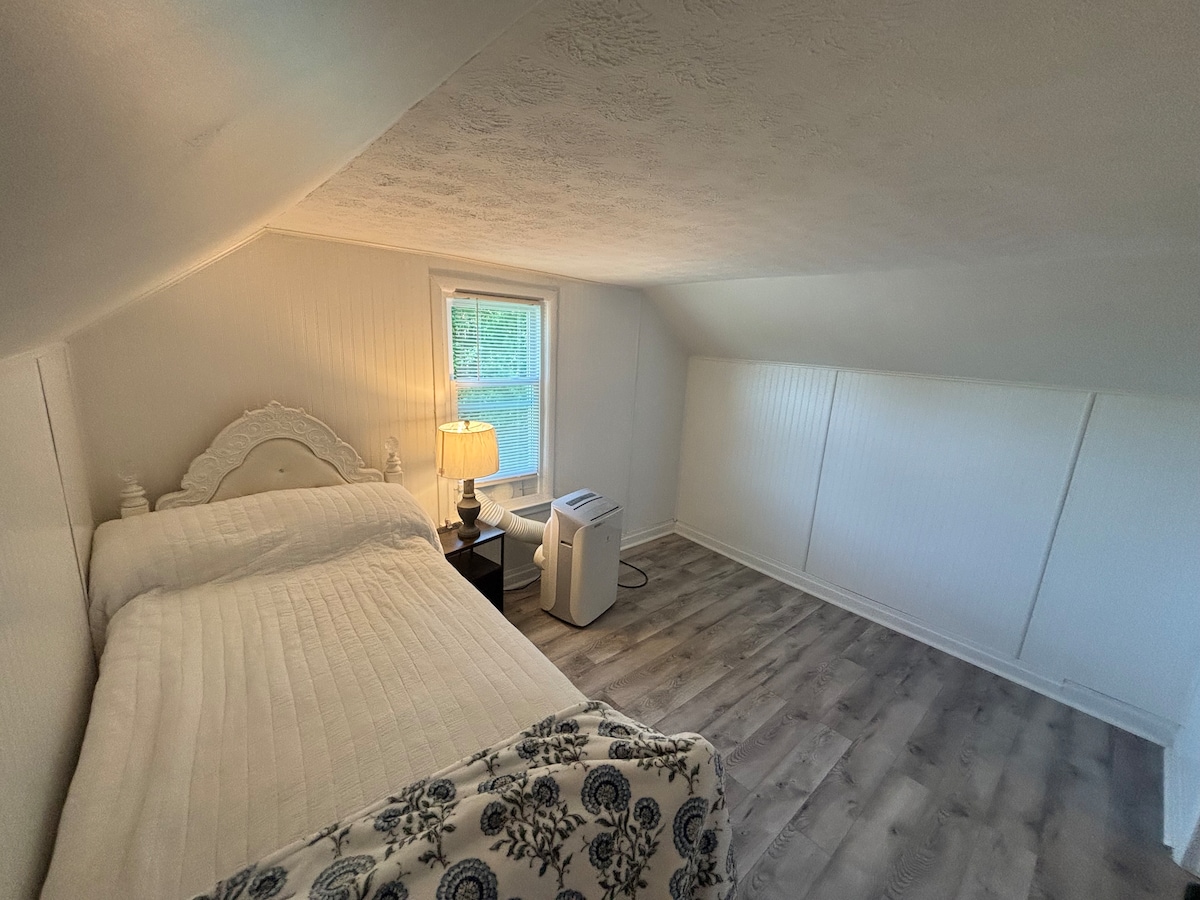 Მე-3 საძინებელი ზემოთ, ორადგილიანი საწოლით. 