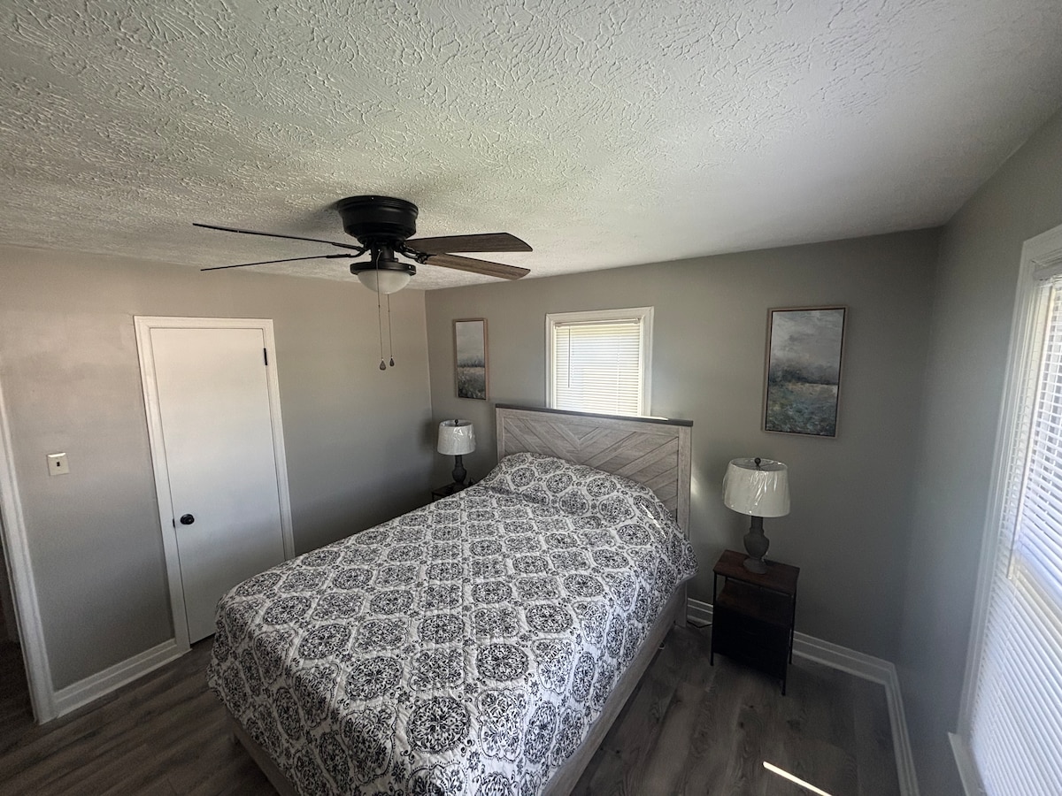 Საძინებელი 1 სრულიად ახალი საწოლი, ჭერის ვენტილატორი, კარადა, 50 HD-ტელევიზორი. 