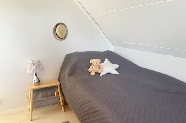 Dhomë gjumi me krevat. Janë të disponueshme lodra, libra për mosha të ndryshme, lojëra dhe enigma.