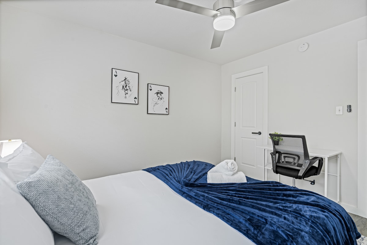 King 2BR Unit—Walk To 6th ST/Downtown—Free Parking