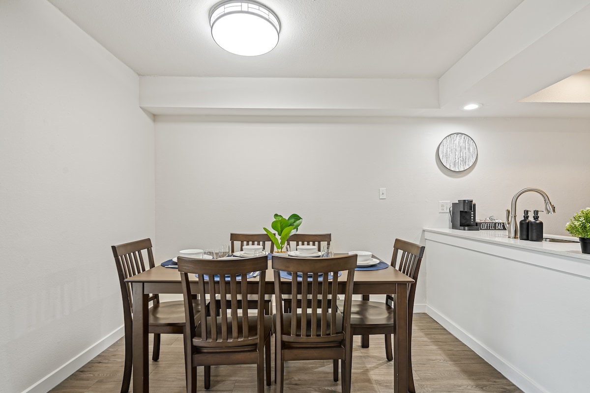 King 2BR Unit—Walk To 6th ST/Downtown—Free Parking