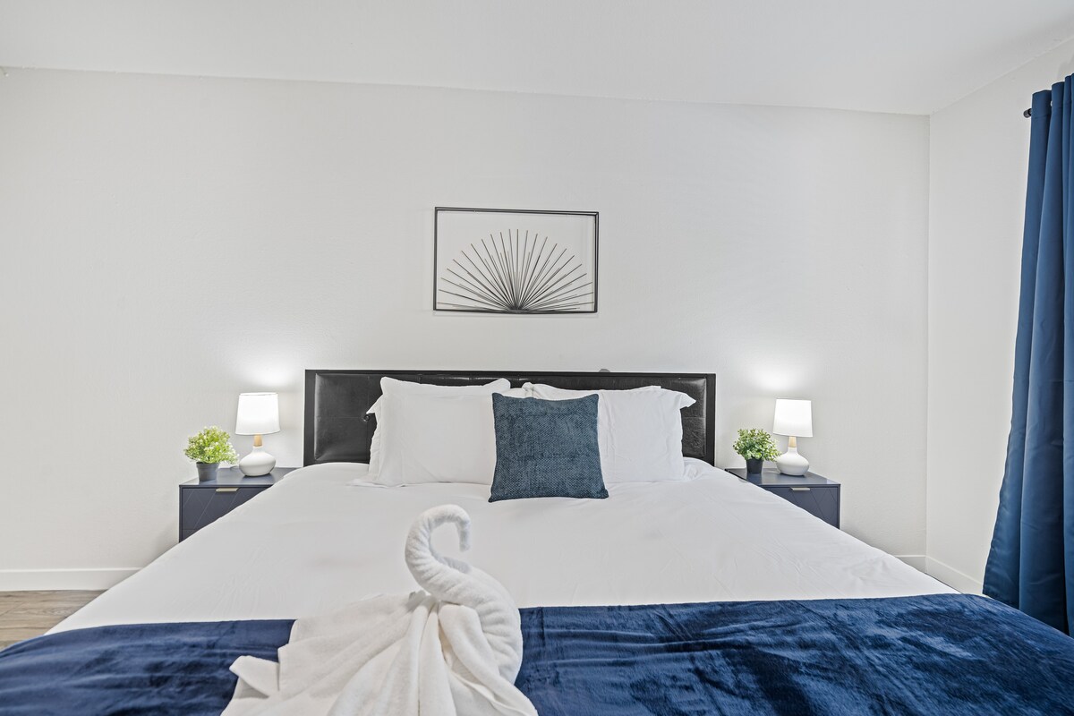 King 2BR Unit—Walk To 6th ST/Downtown—Free Parking