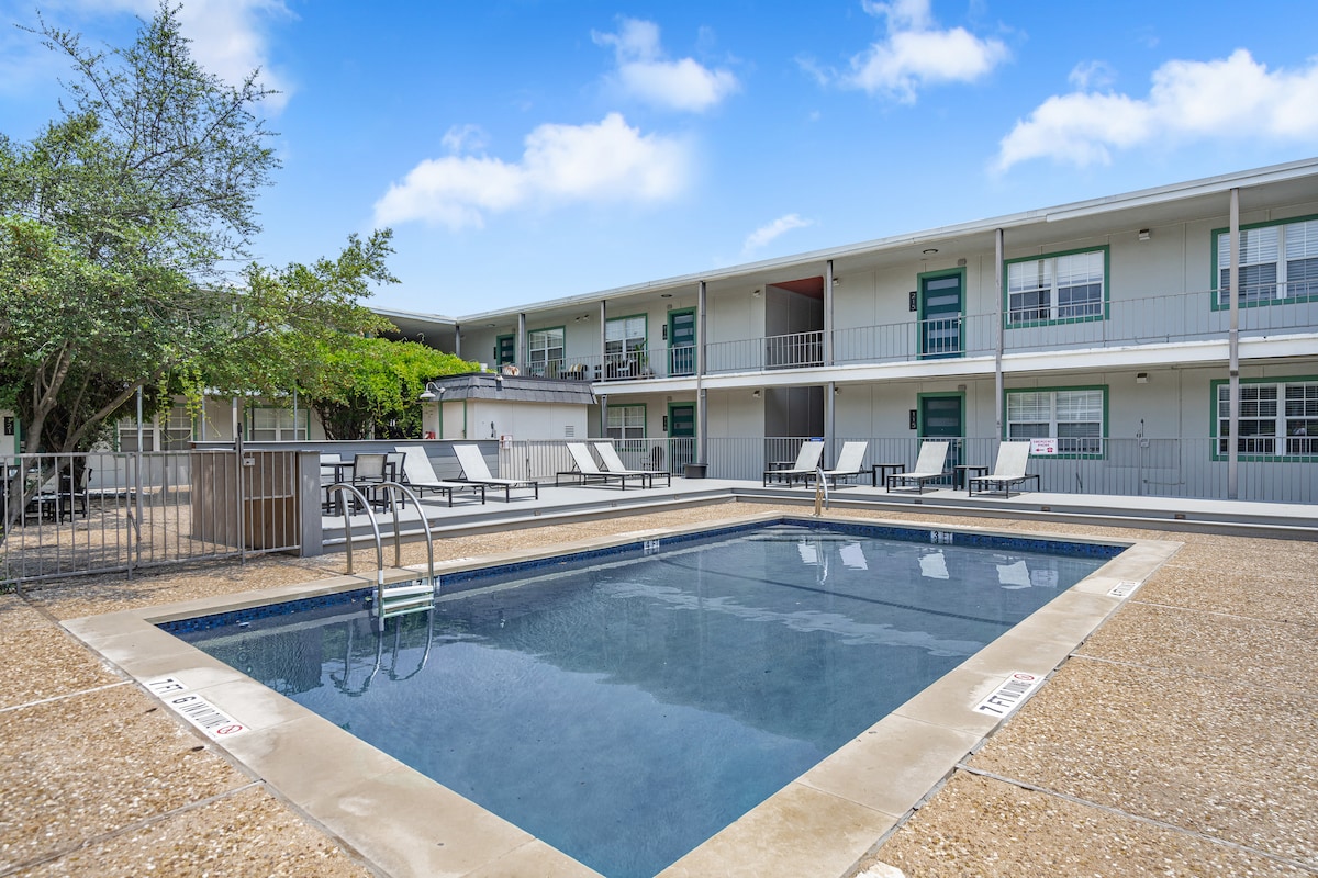 King 2BR Unit—Walk To 6th ST/Downtown—Free Parking