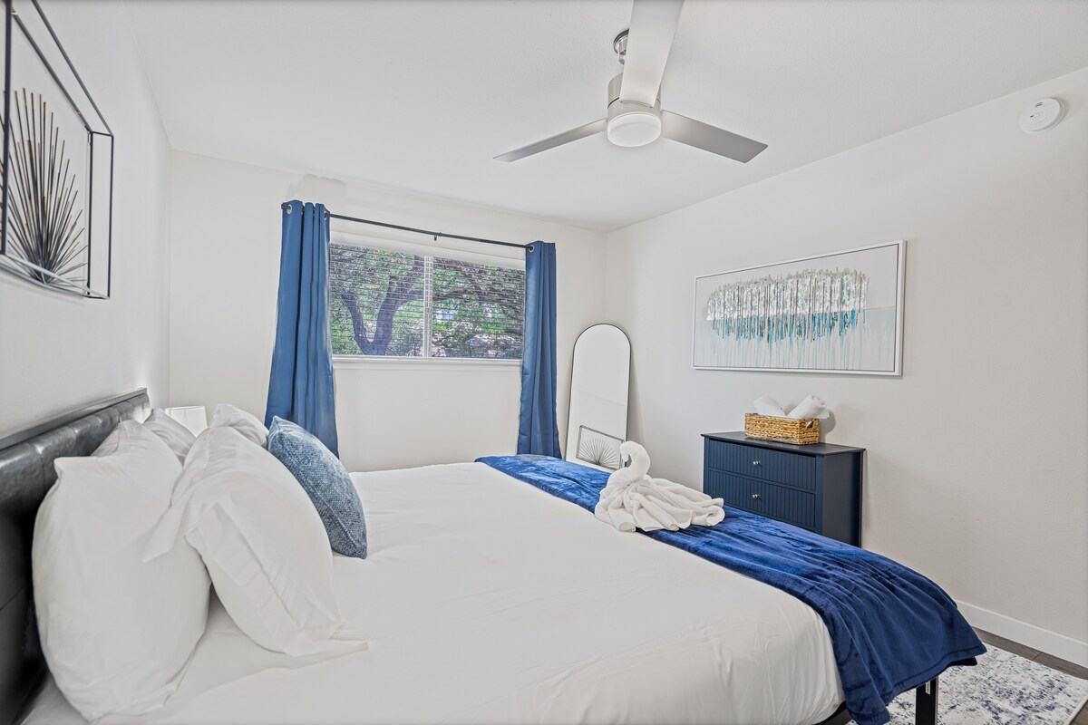 King 2BR Unit—Walk To 6th ST/Downtown—Free Parking