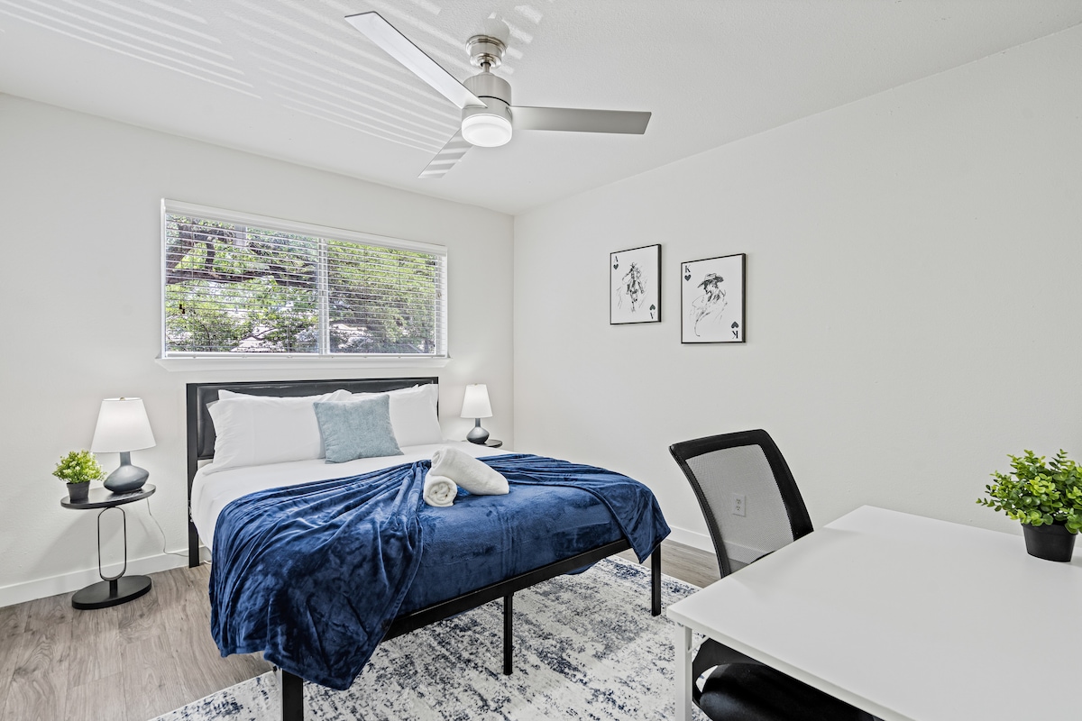 King 2BR Unit—Walk To 6th ST/Downtown—Free Parking