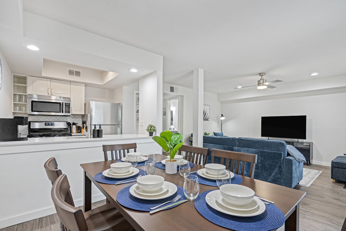 King 2BR Unit—Walk To 6th ST/Downtown—Free Parking
