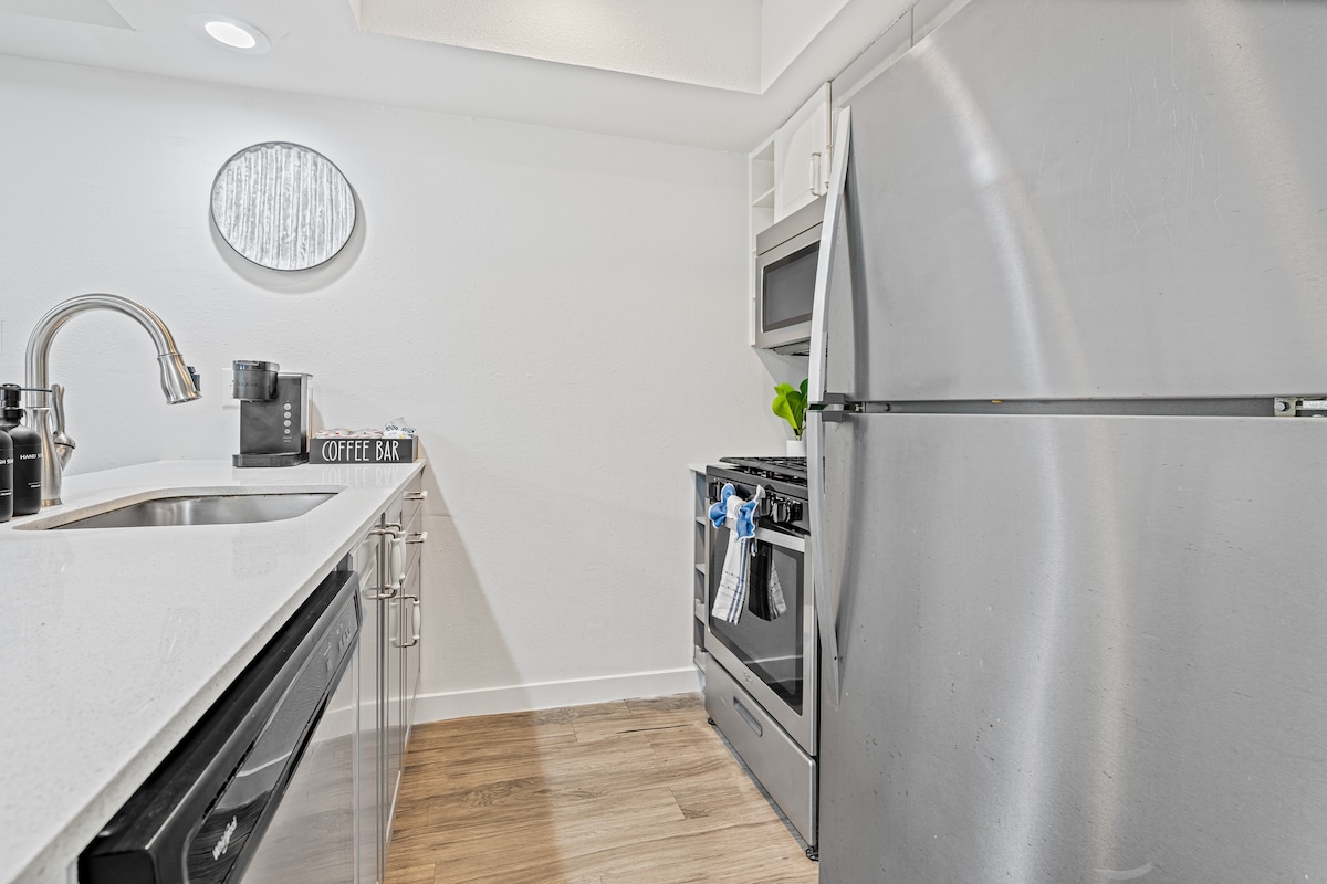 King 2BR Unit—Walk To 6th ST/Downtown—Free Parking