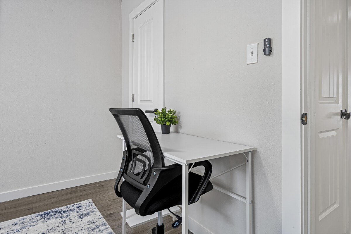 King 2BR Unit—Walk To 6th ST/Downtown—Free Parking